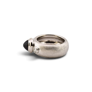 Saphirring aus 750 Weißgold mit Brillant, nachhaltiger second-hand Schmuck perfekt aufgearbeitet