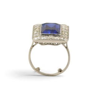 Ring aus 750 Weißgold mit synth. Saphir und Brillant, nachhaltiger second-hand Schmuck perfekt aufgearbeitet