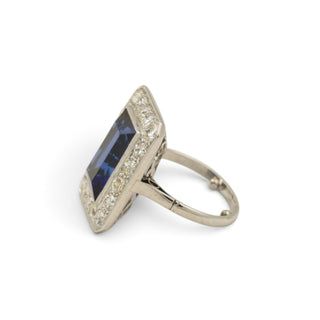 Ring aus 750 Weißgold mit synth. Saphir und Brillant, nachhaltiger second-hand Schmuck perfekt aufgearbeitet