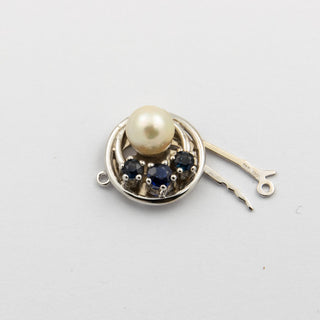 Schließe aus 585 Weißgold mit Perle und Saphir, nachhaltiger second hand Schmuck perfekt aufgearbeitet
