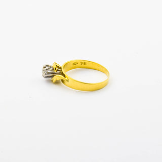 Solitärring aus 750 Gelb- und Weißgold mit Brillant, nachhaltiger second hand Schmuck perfekt aufgearbeitet