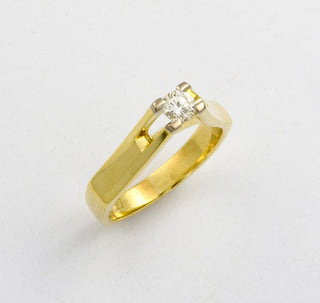 Solitärring aus 585 Gelb- und Weißgold mit Brillant, nachhaltiger second hand Schmuck perfekt aufgearbeitet