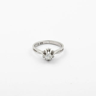 Solitärring aus 750 Weißgold mit Brillant, nachhaltiger second hand Schmuck perfekt aufgearbeitet