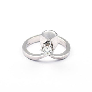 Solitärring aus 750 Weißgold mit Brillant, nachhaltiger second hand Schmuck perfekt aufgearbeitet