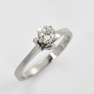 Solitärring aus 585 Weißgold mit Brillant, nachhaltiger second hand Schmuck perfekt aufgearbeitet