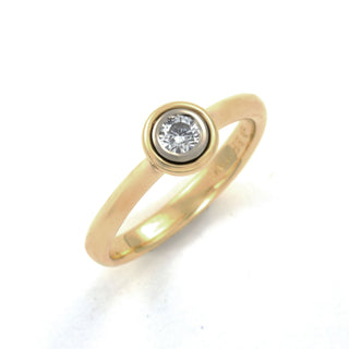Solitärring aus 750 Gelb- und Weißgold mit Brillant, nachhaltiger second hand Schmuck perfekt aufgearbeitet