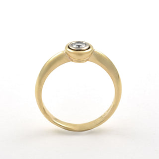 Solitärring aus 750 Gelb- und Weißgold mit Brillant, nachhaltiger second hand Schmuck perfekt aufgearbeitet