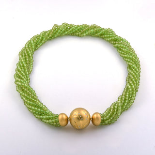 Peridotkette mit Schließe aus 750 Gelbgold mit Brillant, nachhaltiger second hand Schmuck perfekt aufgearbeitet