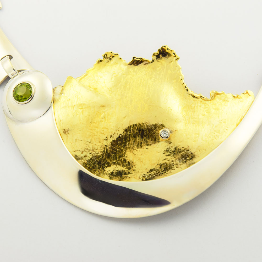 Collier aus 585 Gold/Silber mit Peridot und Brillant, nachhaltiger second hand Schmuck perfekt aufgearbeitet