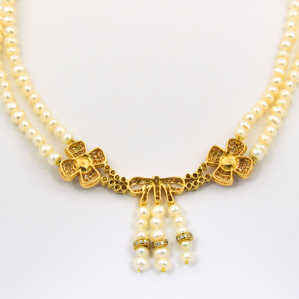 Perlenkette  mit Schließe und Mittelteil aus 750 Gelbgold mit Brillant, nachhaltiger second hand Schmuck perfekt aufgearbeitet