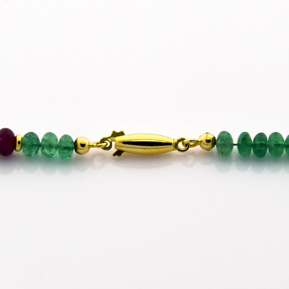 Smaragdkette mit Saphir und Rubin mit Schließe und Zwischenteilen aus 750 Gelbgold, nachhaltiger second hand Schmuck perfekt aufgearbeitet