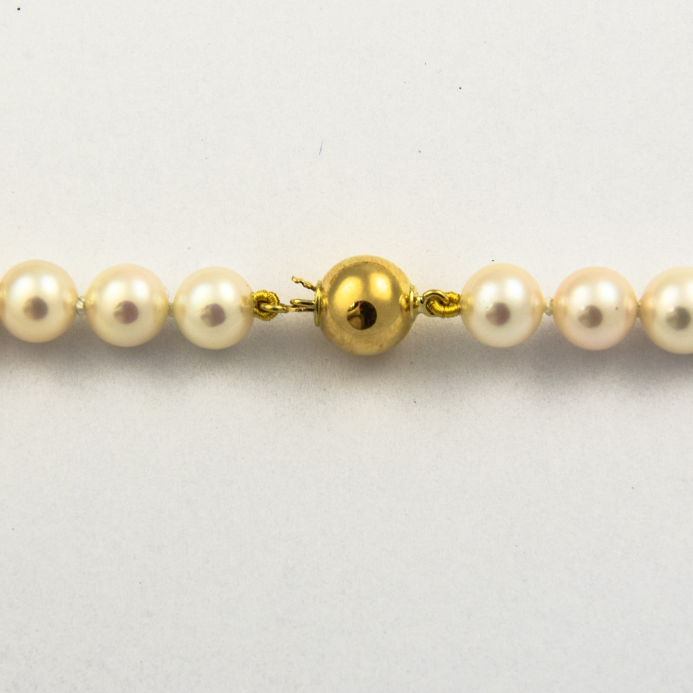 Perlenkette mit Kugelschließe und Zwischenteilen aus 750 Gelbgold, nachhaltiger second hand Schmuck perfekt aufgearbeitet