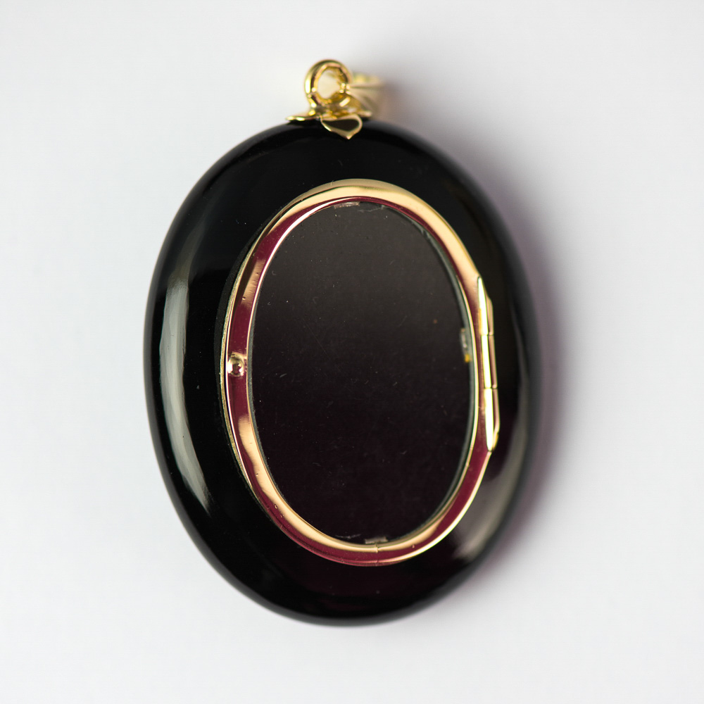 Medaillon aus 585 Gelbgold mit Onyx und Diamant, hochwertiger second hand Schmuck perfekt aufgearbeitet