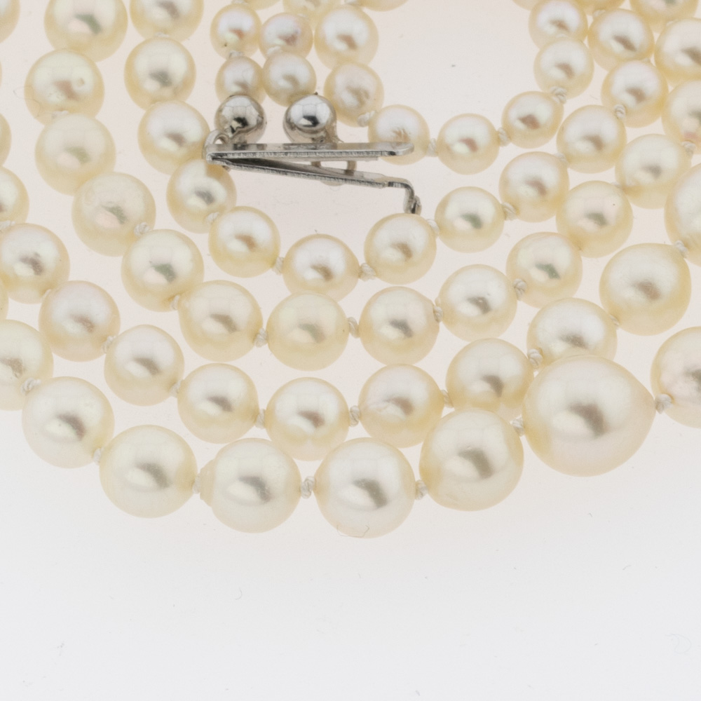 Zweireihige Perlenkette im Verlauf mit Schließe aus 925 Silber vergoldet, neuwertig, nachhaltiger second hand Schmuck perfekt aufgearbeitet