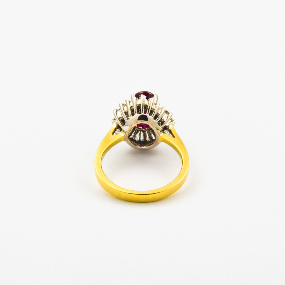 Entourage-Ring aus 750 Gelb- und Weißgold mit Rubin und Brillant, nachhaltiger second hand Schmuck perfekt aufgearbeitet