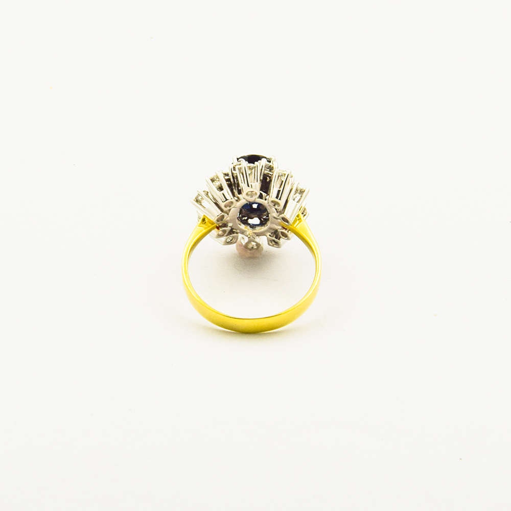 Entourage-Ring aus 585 Gelb- und Weißgold mit Saphir und Brillant, nachhaltiger second hand Schmuck perfekt aufgearbeitet