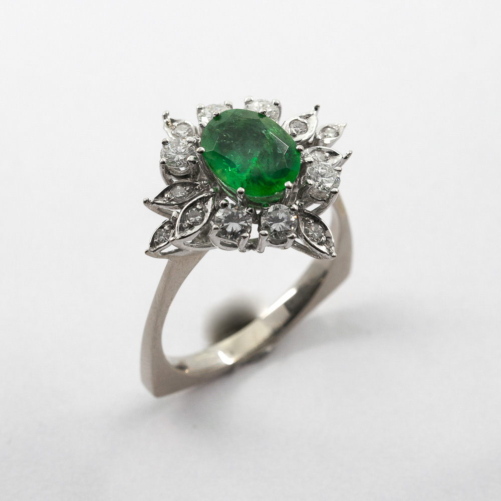 Entourage-Ring aus 750 Weißgold mit Smaragd, Brillant und Diamant, nachhaltiger second hand Schmuck perfekt aufgearbeitet