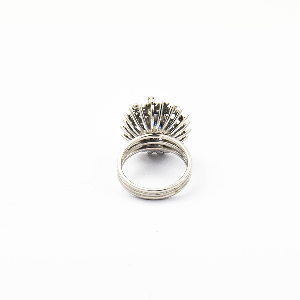 Entourage-Ring aus 585 Weißgold mit Tansanit, Brillant und Diamant, nachhaltiger second hand Schmuck perfekt aufgearbeitet