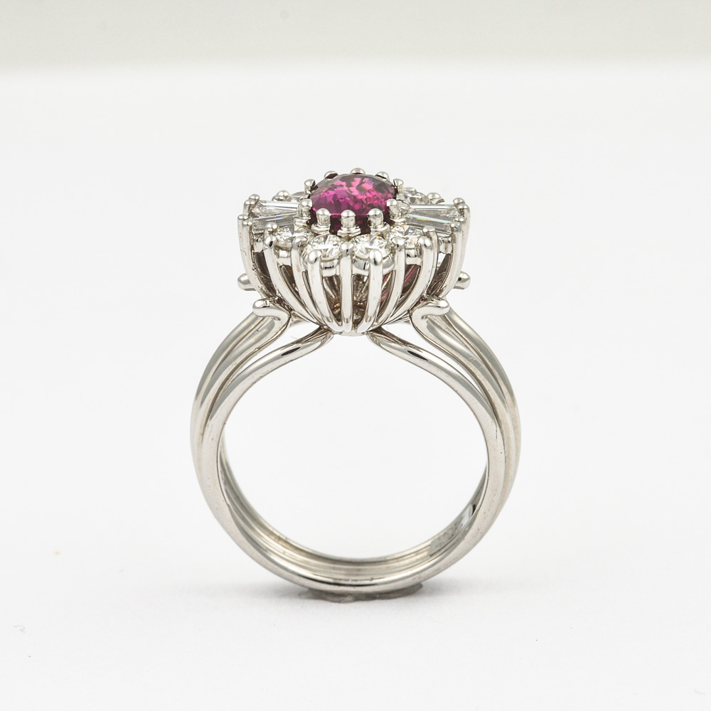 Entourage-Ring aus 750 Weißgold mit Rubin, Diamant und Brillant, nachhaltiger second hand Schmuck perfekt aufgearbeitet