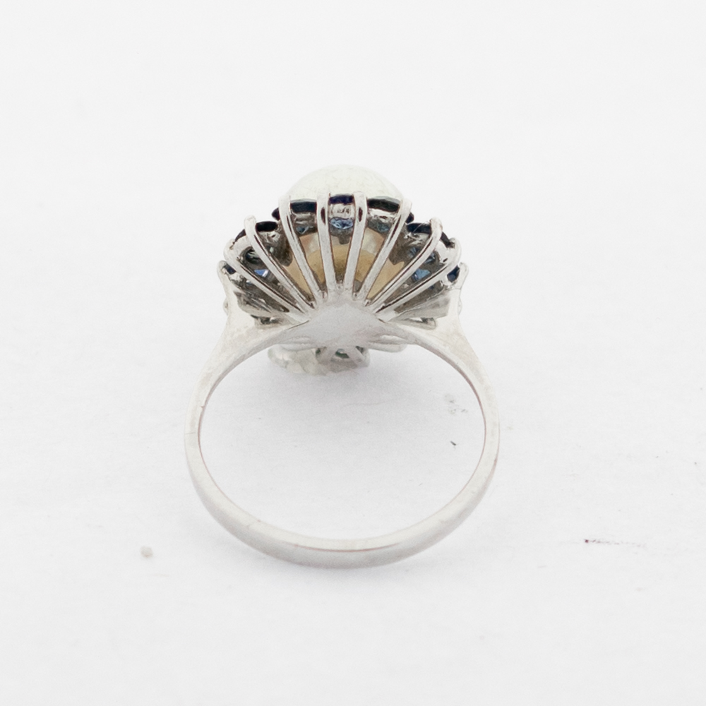 Entourage-Ring aus 750 Weißgold mit Perle und Saphir, nachhaltiger second hand Schmuck perfekt aufgearbeitet