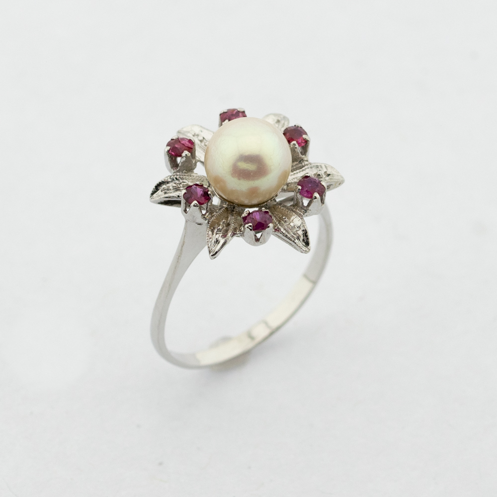 Entourage-Ring aus 750 Weißgold mit Perle und Rubin, nachhaltiger second hand Schmuck perfekt aufgearbeitet