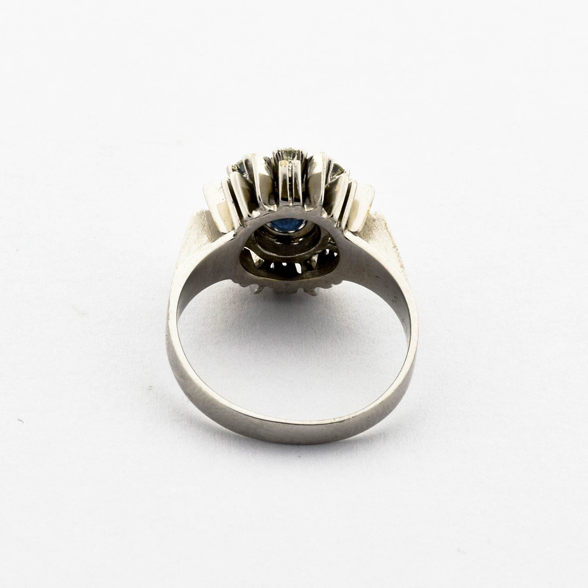 Entourage-Ring aus 585 Weißgold mit Saphir und Brillant, nachhaltiger second hand Schmuck perfekt aufgearbeitet