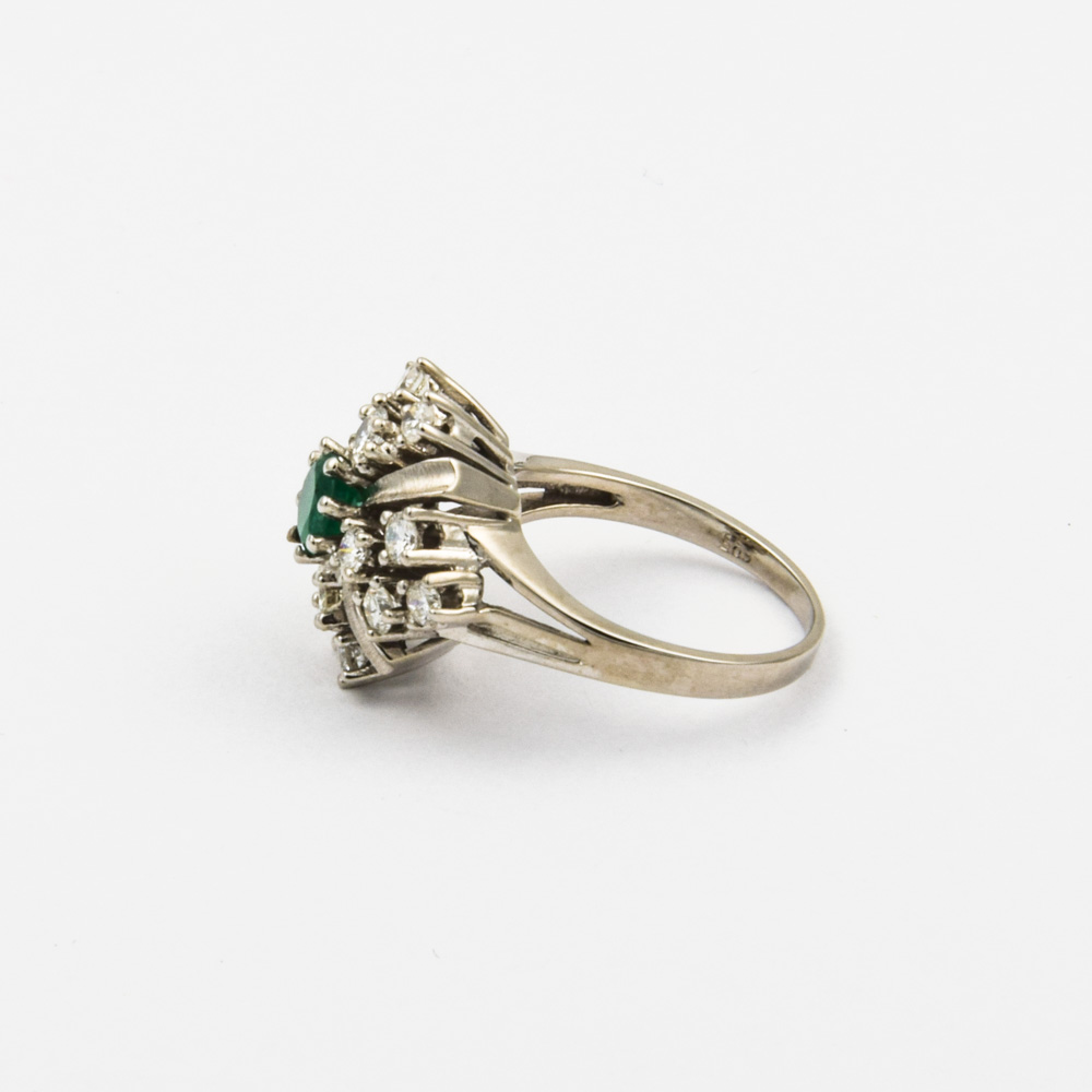 Entourage-Ring aus 585 Weißgold mit Smaragd und Brillant, nachhaltiger second hand Schmuck perfekt aufgearbeitet