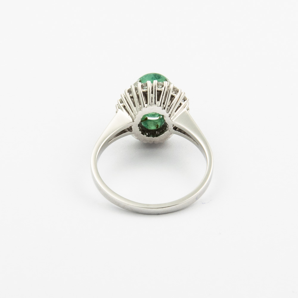 Entourage-Ring aus 750 Weißgold mit Smaragd und Brillant, nachhaltiger second hand Schmuck perfekt aufgearbeitet