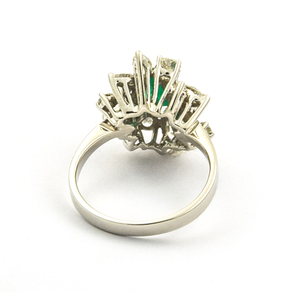 Entourage-Ring aus 750 Weißgold mit Smaragd, Diamant und Brillant, nachhaltiger second hand Schmuck perfekt aufgearbeitet