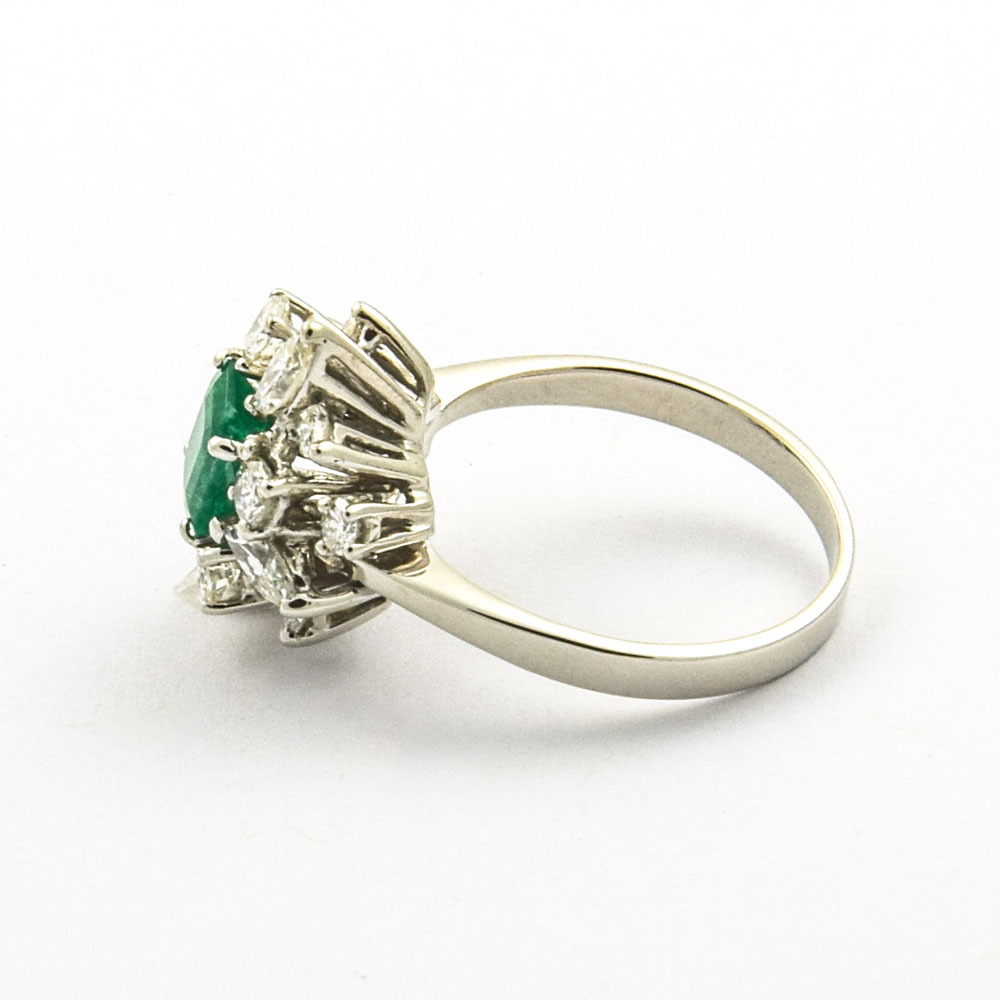 Entourage-Ring aus 750 Weißgold mit Smaragd, Diamant und Brillant, nachhaltiger second hand Schmuck perfekt aufgearbeitet
