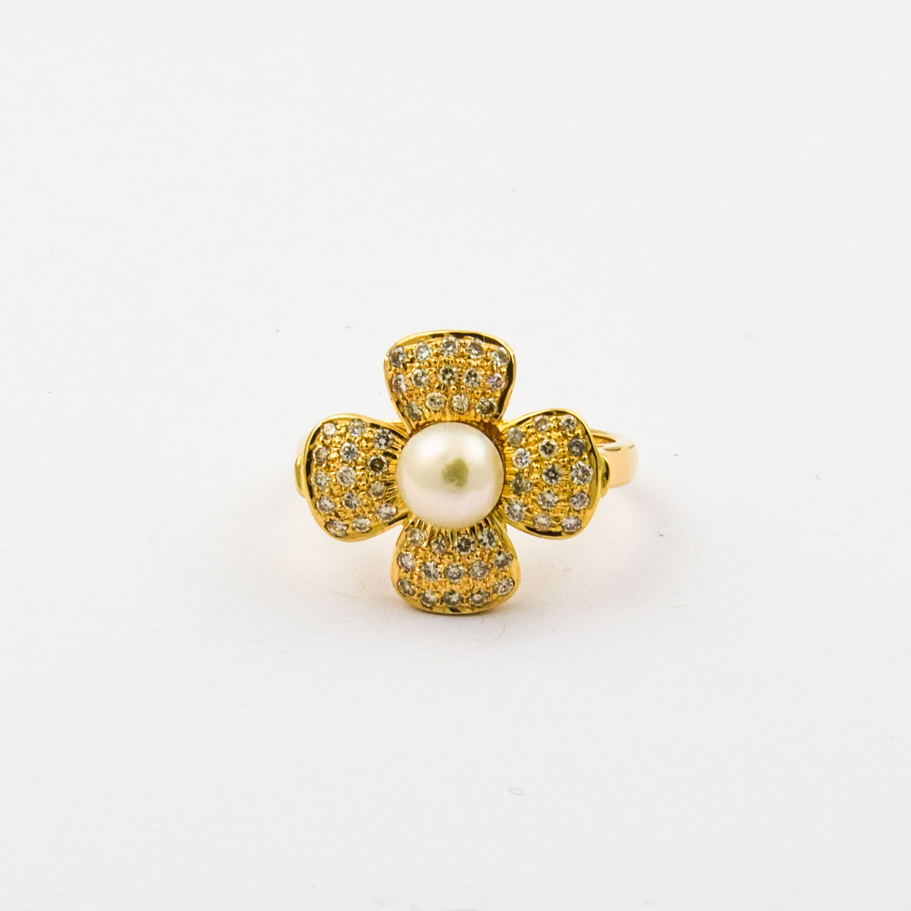 Ring Blume aus 750 Gelbgold mit Perle und Brillant, nachhaltiger second hand Schmuck perfekt aufgearbeitet