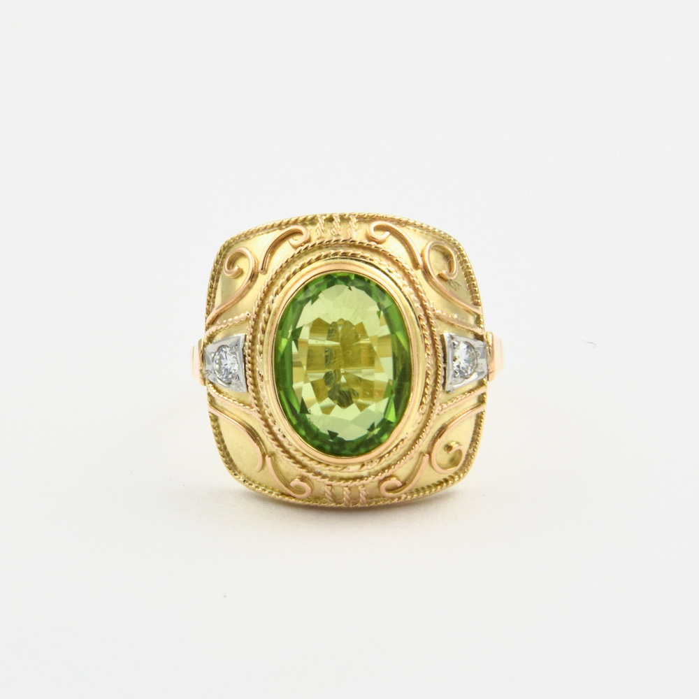 Ring aus 585 Gelb- und Weißgold mit Peridot und Brillant, nachhaltiger second hand Schmuck perfekt aufgearbeitet