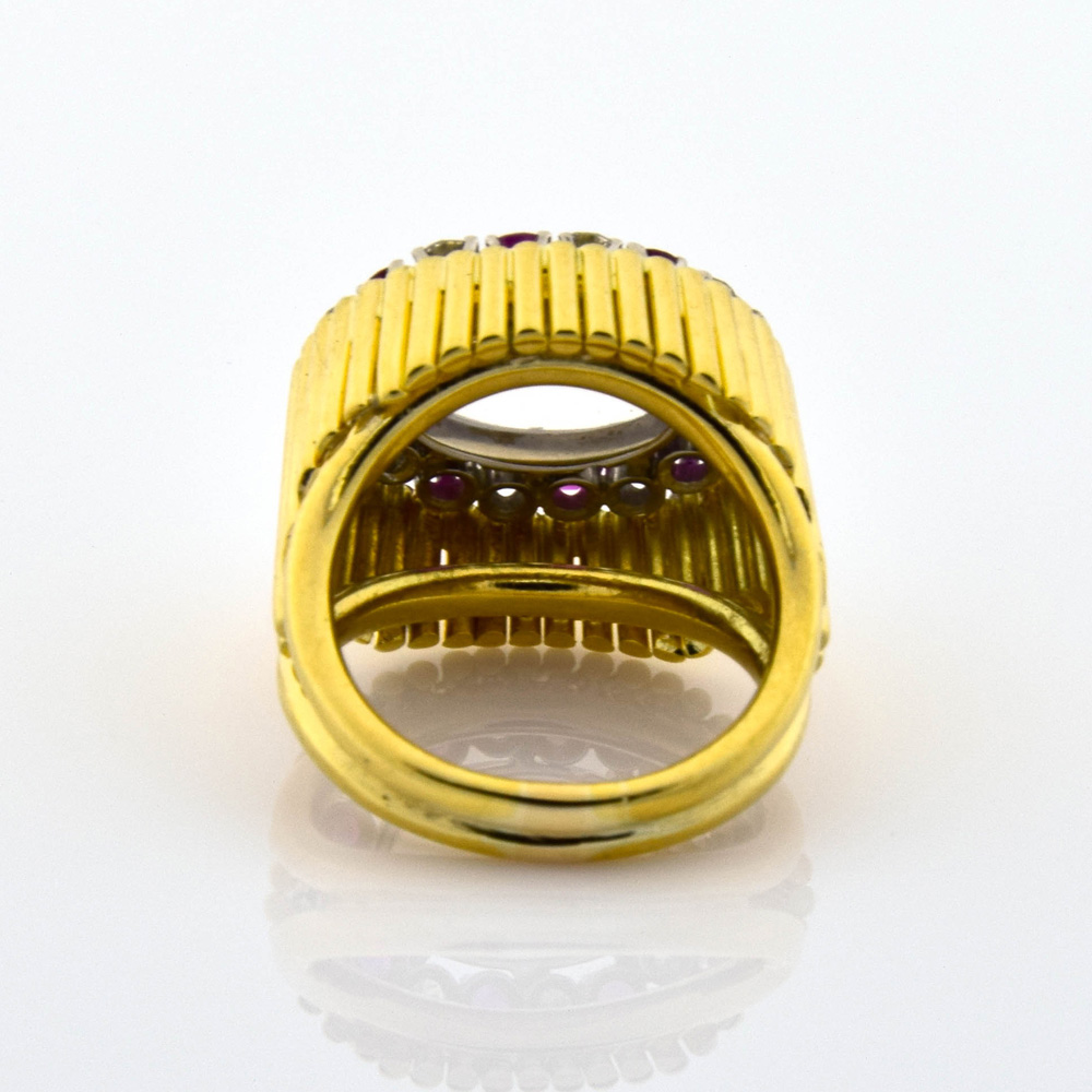 Ring aus 750 Gelb- und Weißgold mit Mondstein, Rubin und Brillant, nachhaltiger second hand Schmuck perfekt aufgearbeitet