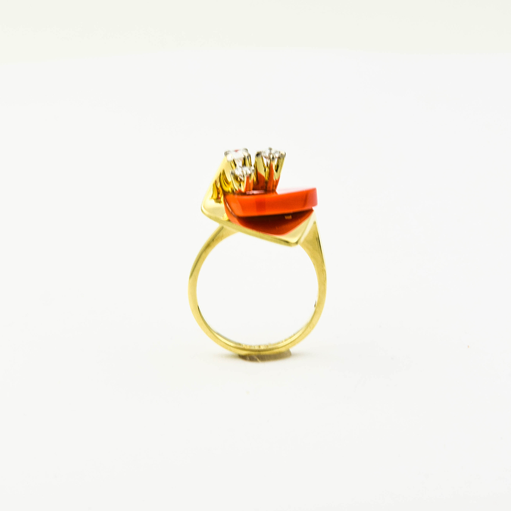 Korallenring aus 585 Gelbgold mit Brillant, nachhaltiger second hand Schmuck perfekt aufgearbeitet