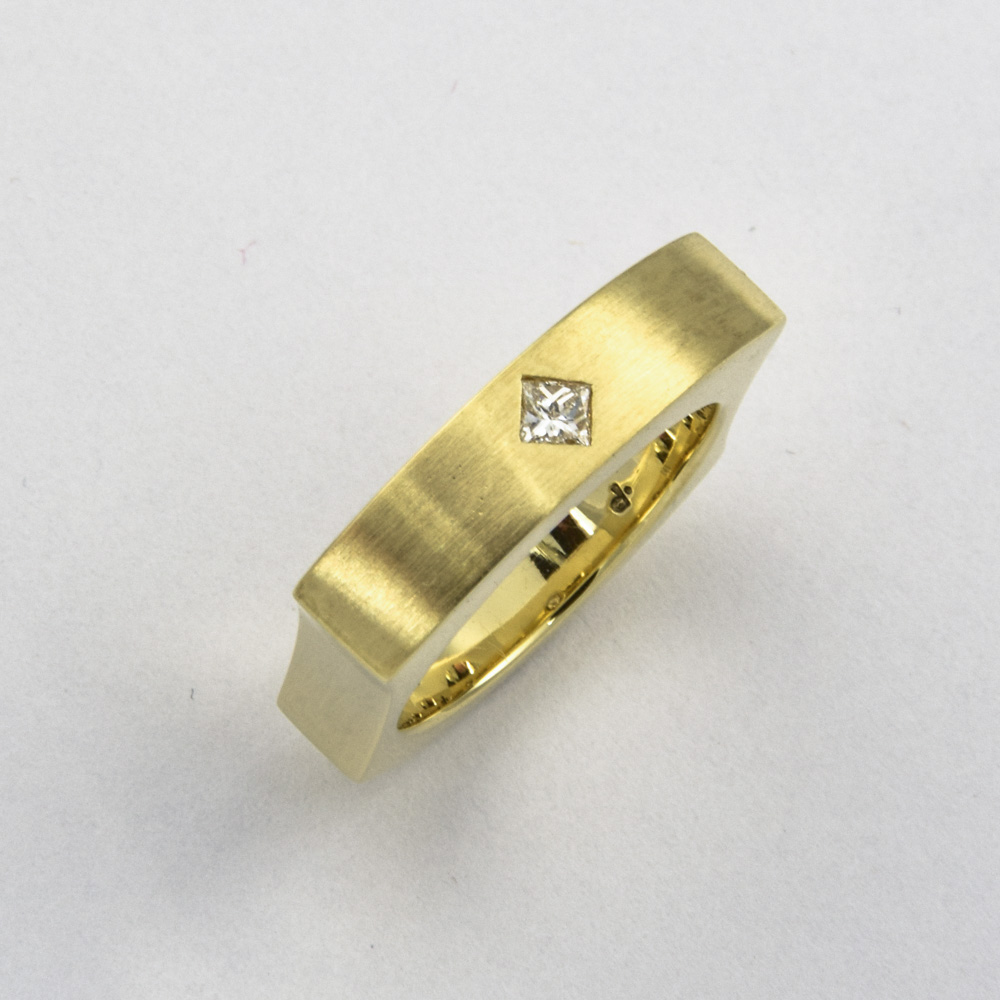Diamanting aus 585 Gelbgold, nachhaltiger second hand Schmuck perfekt aufgearbeitet