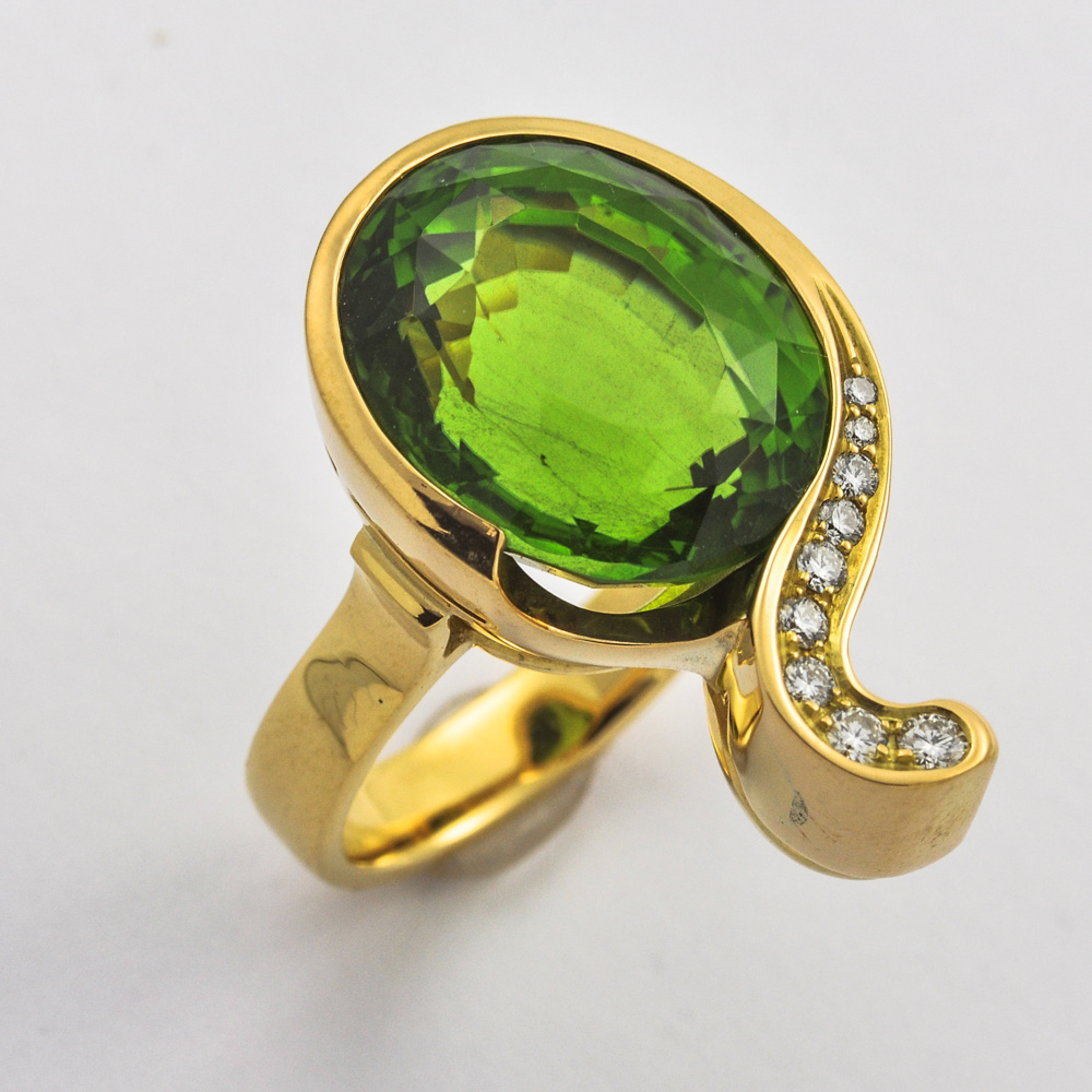 Ring aus 750 Gelbgold mit Peridot und Brillant, nachhaltiger second hand Schmuck perfekt aufgearbeitet
