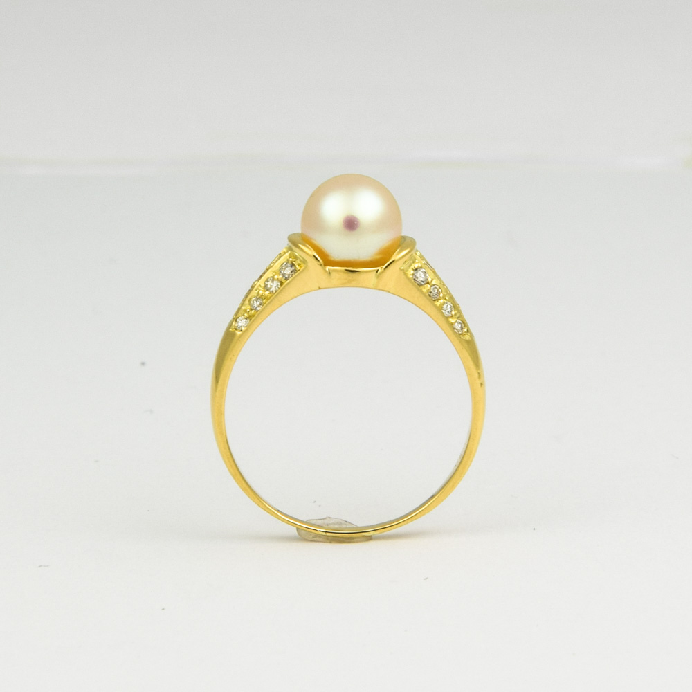 Ring aus 750 Gelbgold mit Perle und Brillant, nachhaltiger second hand Schmuck perfekt aufgearbeitet