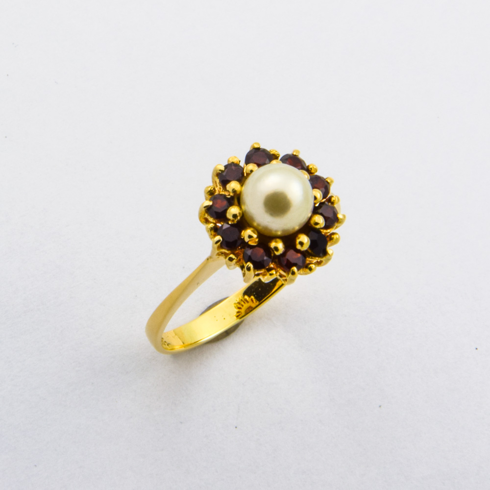 Ring aus 585 Gelbgold mit Perle und Granat, nachhaltiger second hand Schmuck perfekt aufgearbeitet