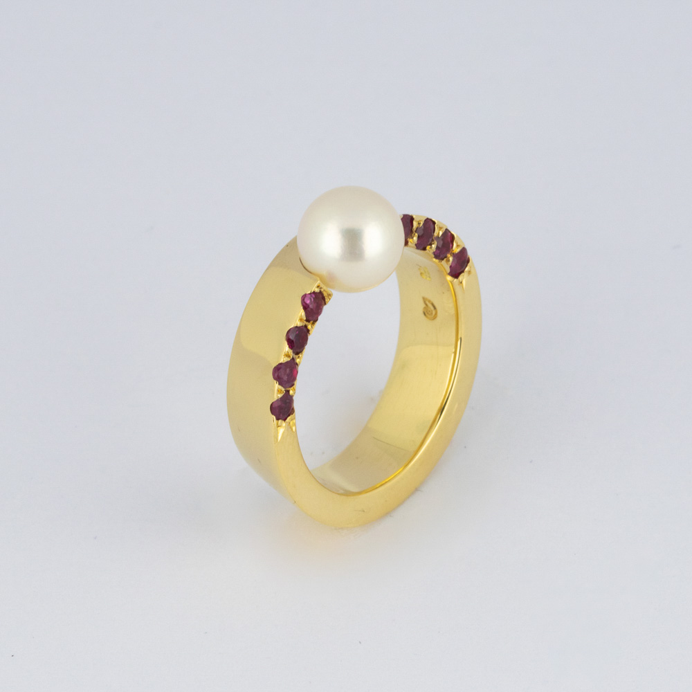 Ring aus 750 Gelbgold mit Rubin und Perle, hochwertiger second hand Schmuck perfekt aufgearbeitet