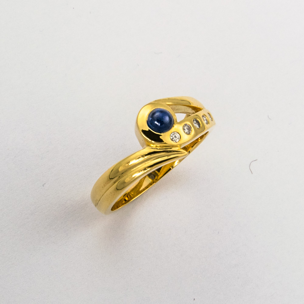 Ring aus 750 Gelbgold mit Saphir und Brillant, nachhaltiger second hand Schmuck perfekt aufgearbeitet