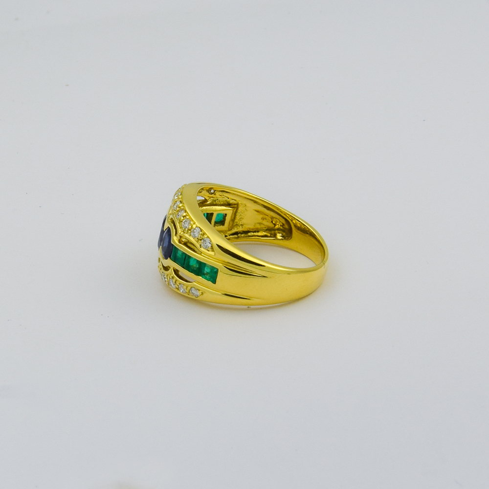 Ring aus 585 Gelbgold mit Saphir, Smaragd und Brillant, nachhaltiger second hand Schmuck perfekt aufgearbeitet