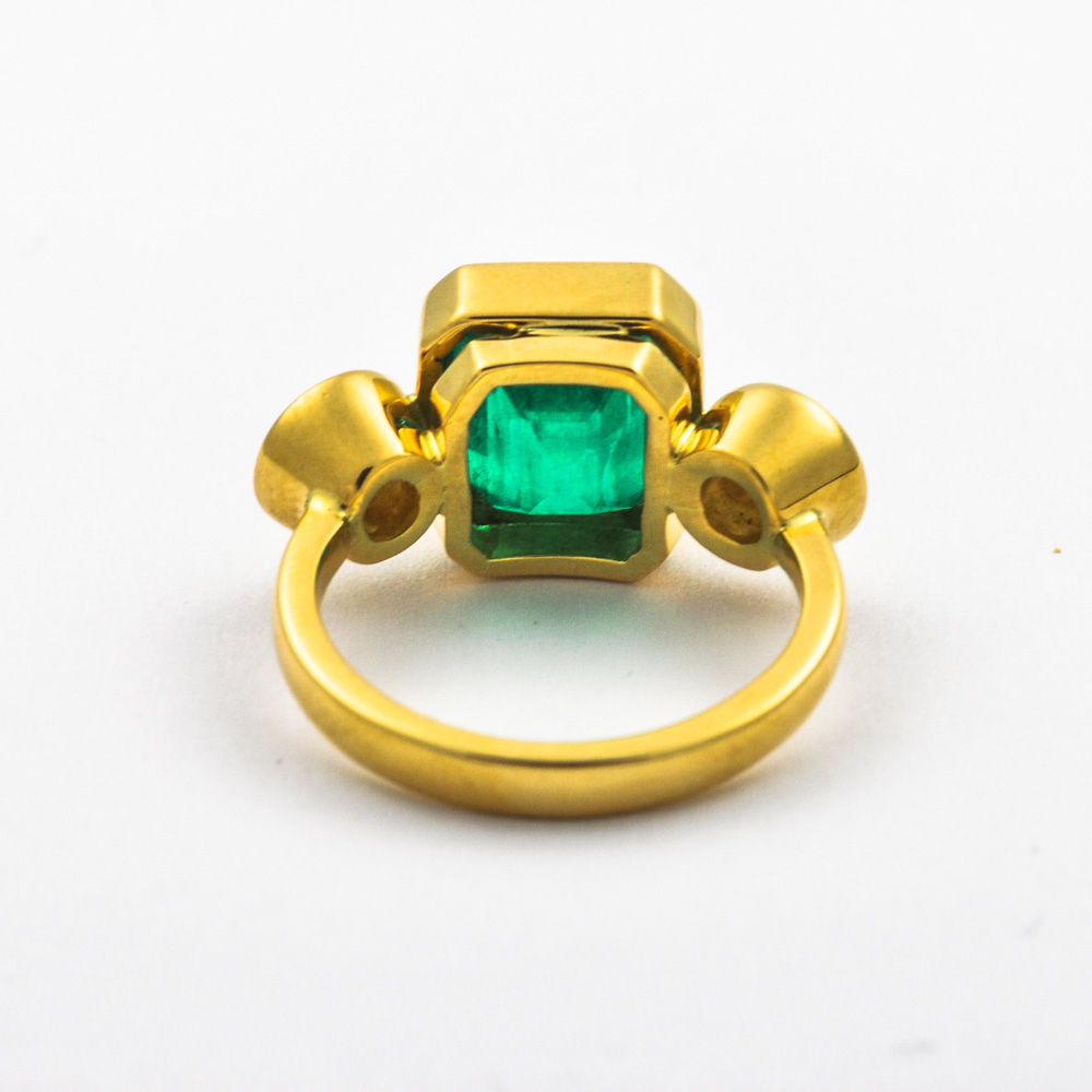 Ring aus 750 Gelbgold mit Smaragd und Brillant, nachhaltiger second hand Schmuck perfekt aufgearbeitet