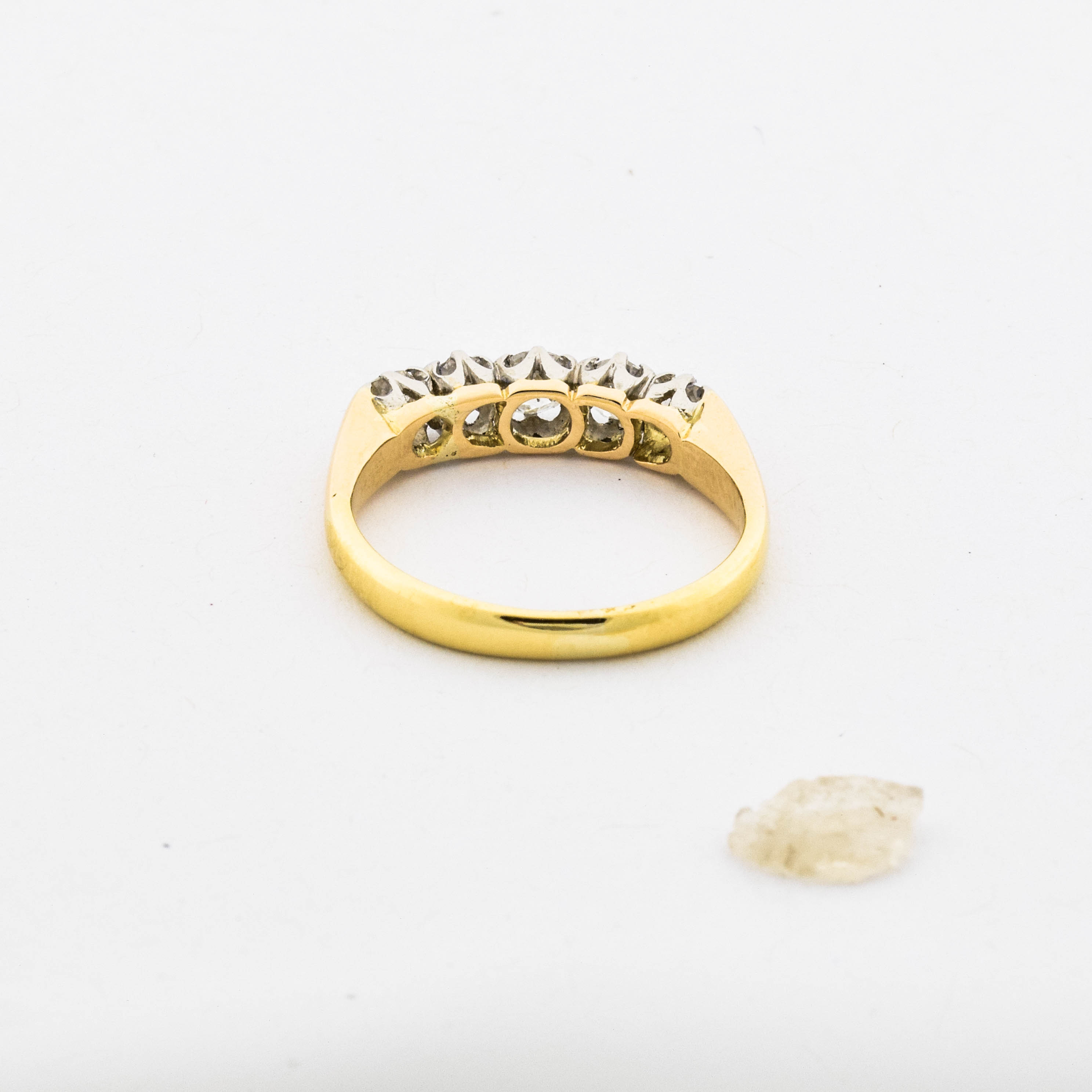 Ring aus 750 Gelb- und Weißgold mit Diamant, nachhaltiger second hand Schmuck perfekt aufgearbeitet
