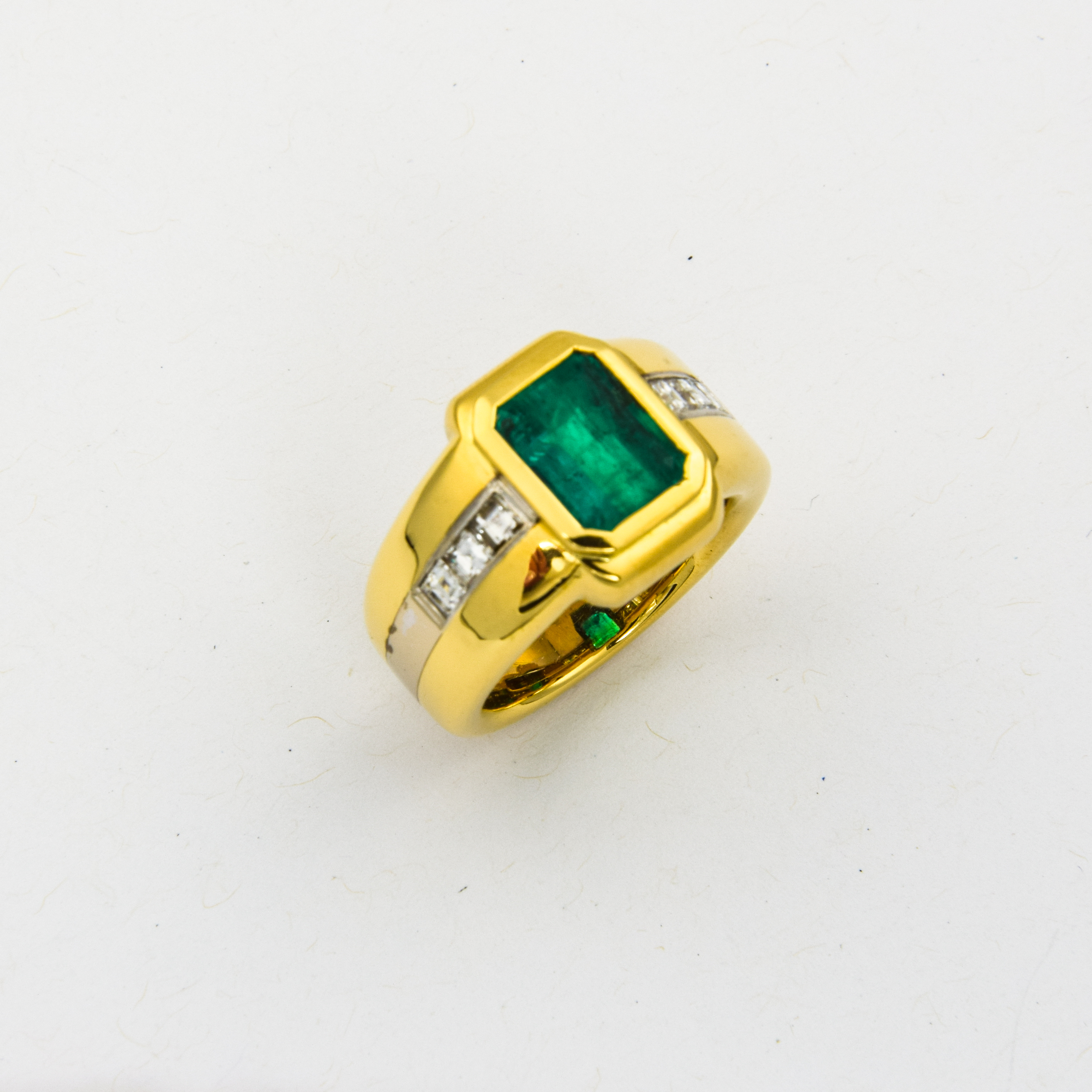 Smaragdring aus 750 Gelb- und Weißgold mit Diamant, nachhaltiger second hand Schmuck perfekt aufgearbeitet