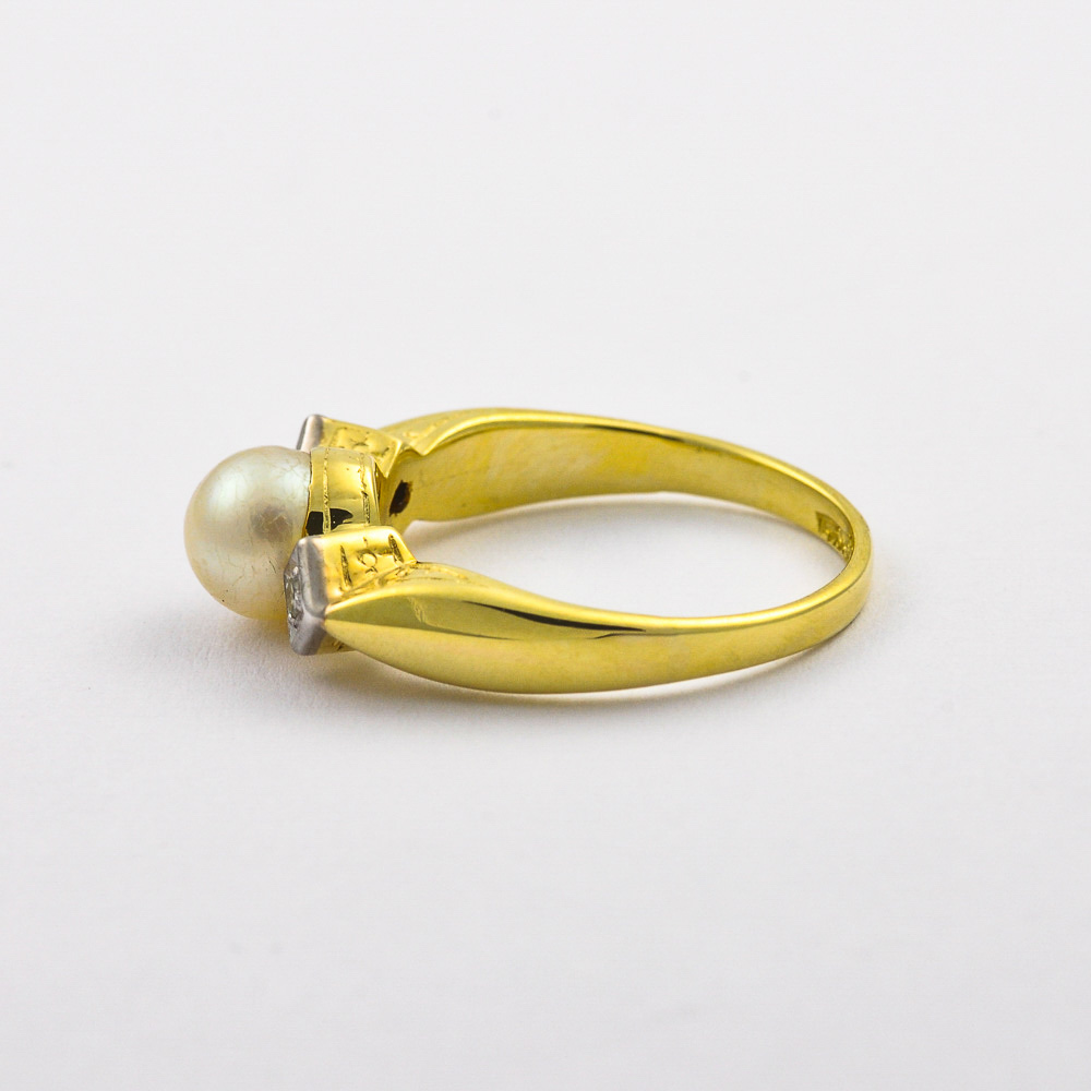 Ring aus 585 Gelb- und Weißgold mit Perle und Diamant, hochwertiger second hand Schmuck perfekt aufgearbeitet