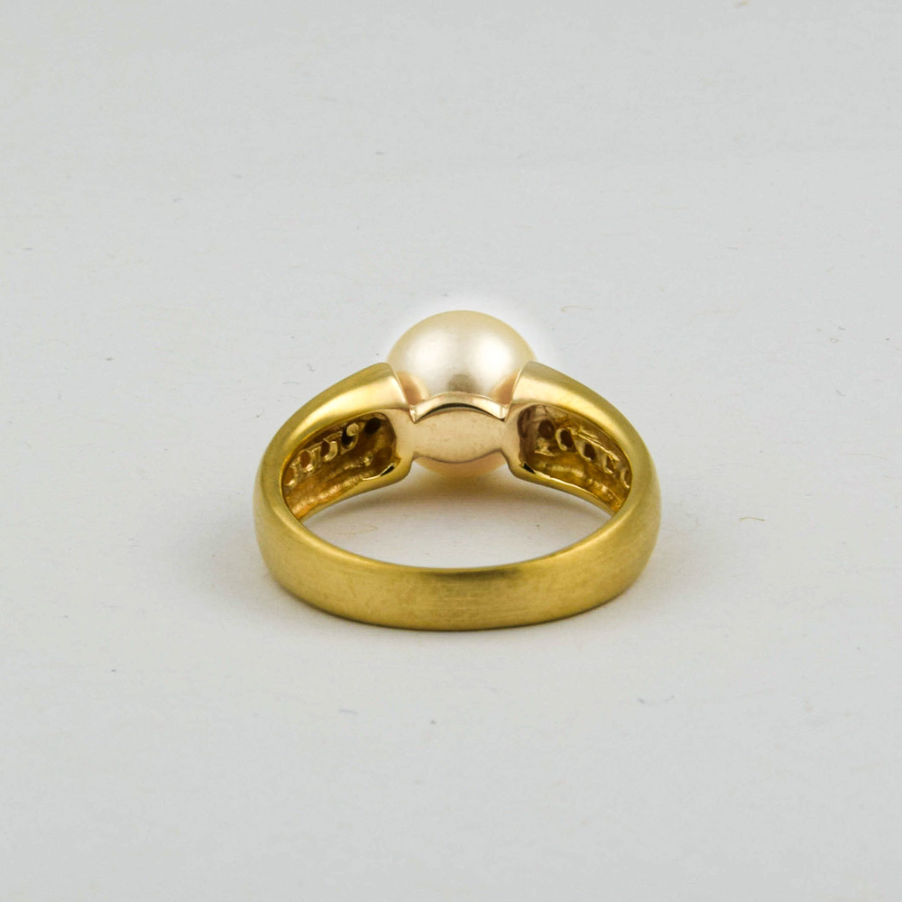 Ring aus 585 Gelb- und Weißgold mit Perle und Brillant, nachhaltiger second hand Schmuck perfekt aufgearbeitet