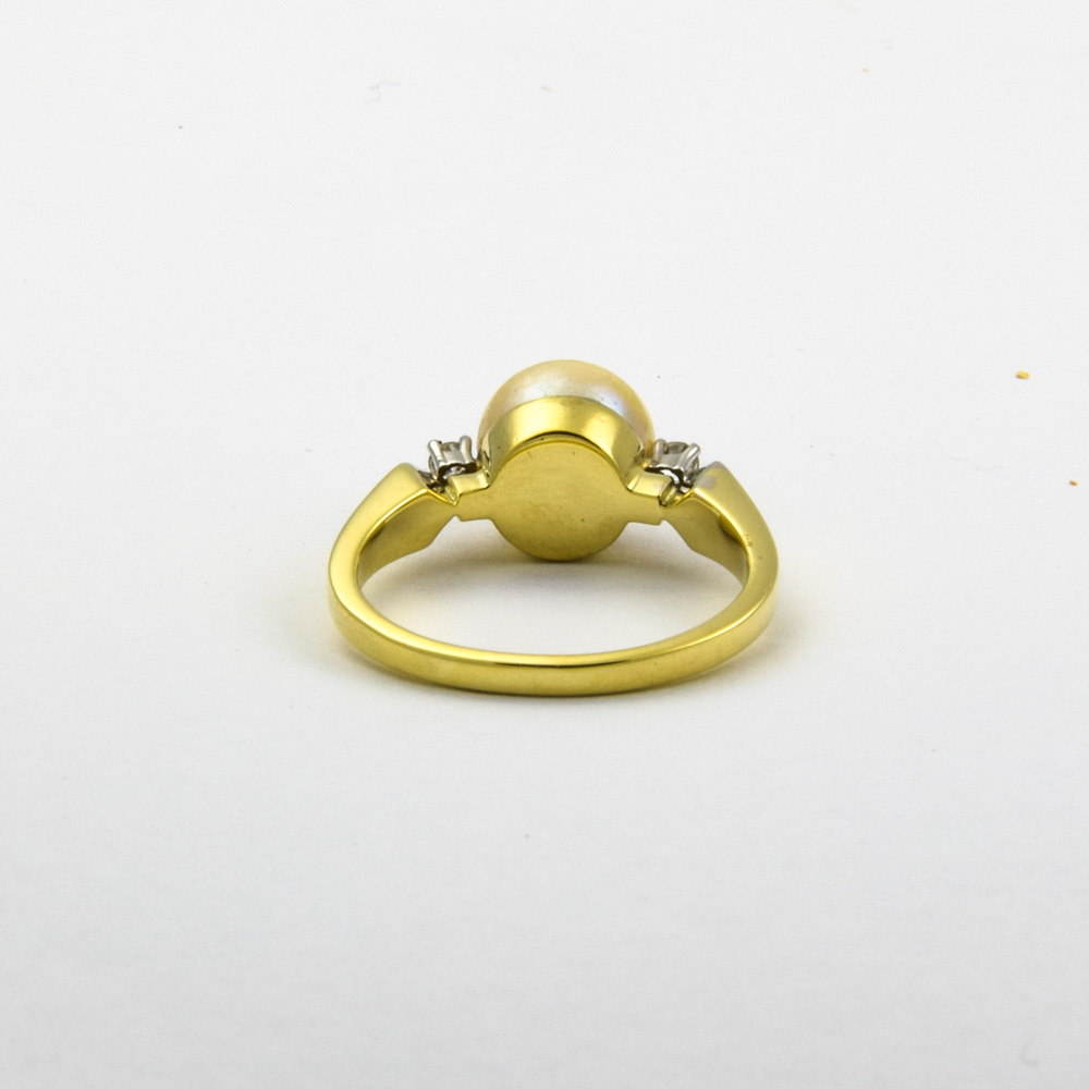 Ring aus 585 Gelb- und Weißgold mit Perle und Diamant, nachhaltiger second hand Schmuck perfekt aufgearbeitet