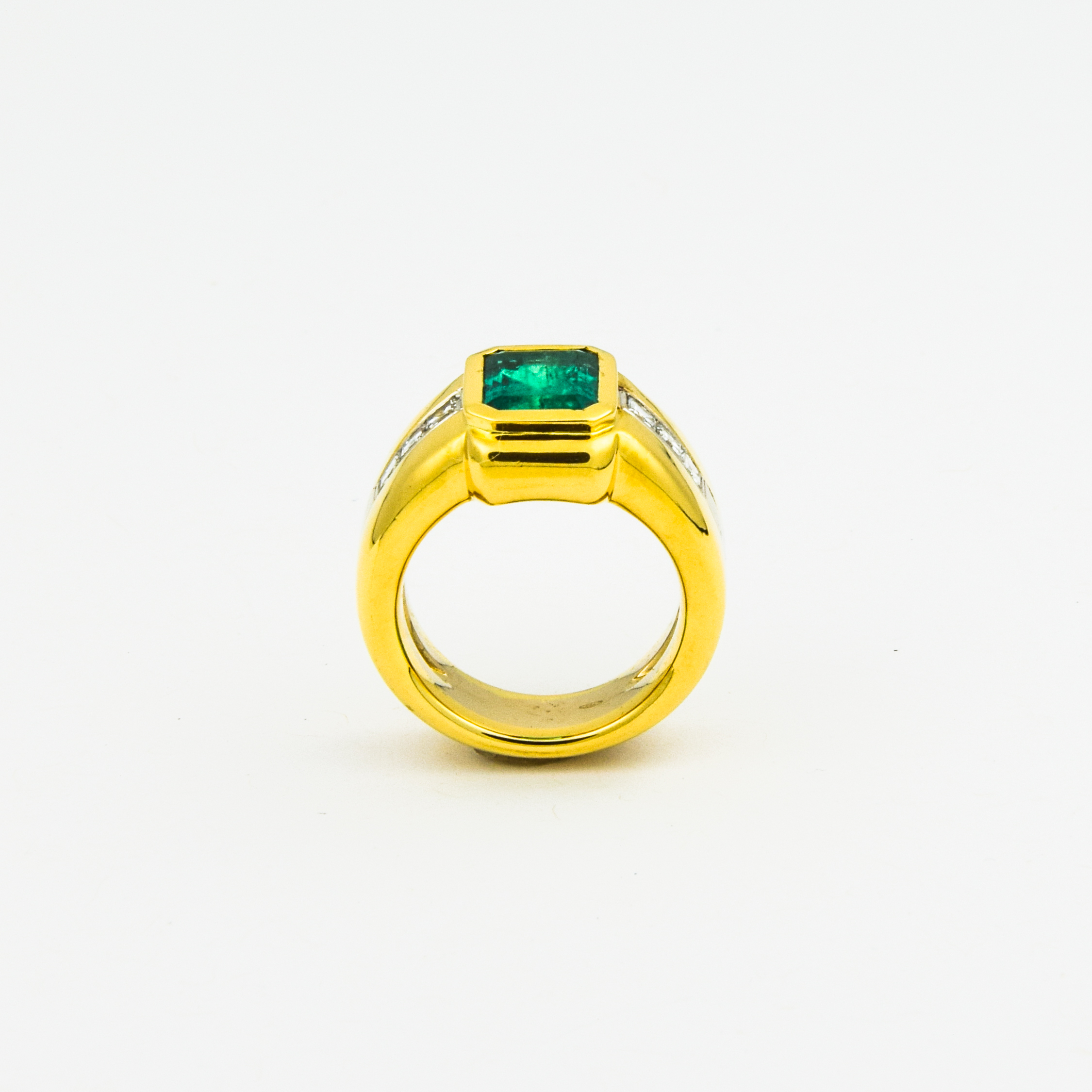Ring aus 750 Gelb- und Weißgold mit Smaragd und Diamant, nachhaltiger second hand Schmuck perfekt aufgearbeitet