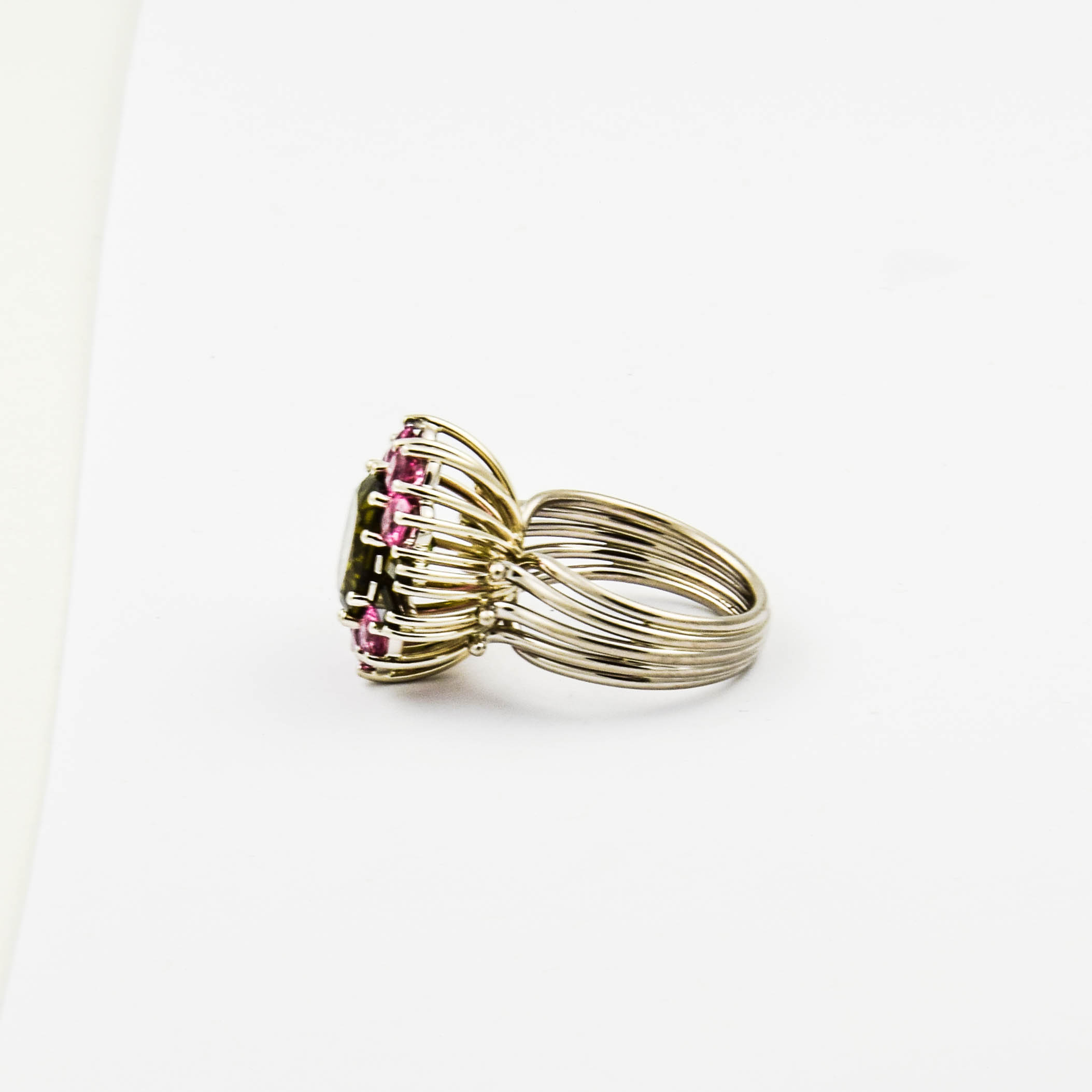 Ring aus 750 Weißgold mit Turmalin, nachhaltiger second hand Schmuck perfekt aufgearbeitet