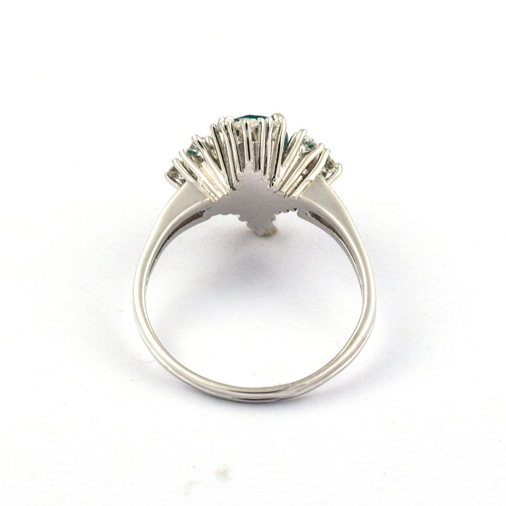 Ring aus 585 Weißgold mit Smaragd und Brillant, nachhaltiger second hand Schmuck perfekt aufgearbeitet